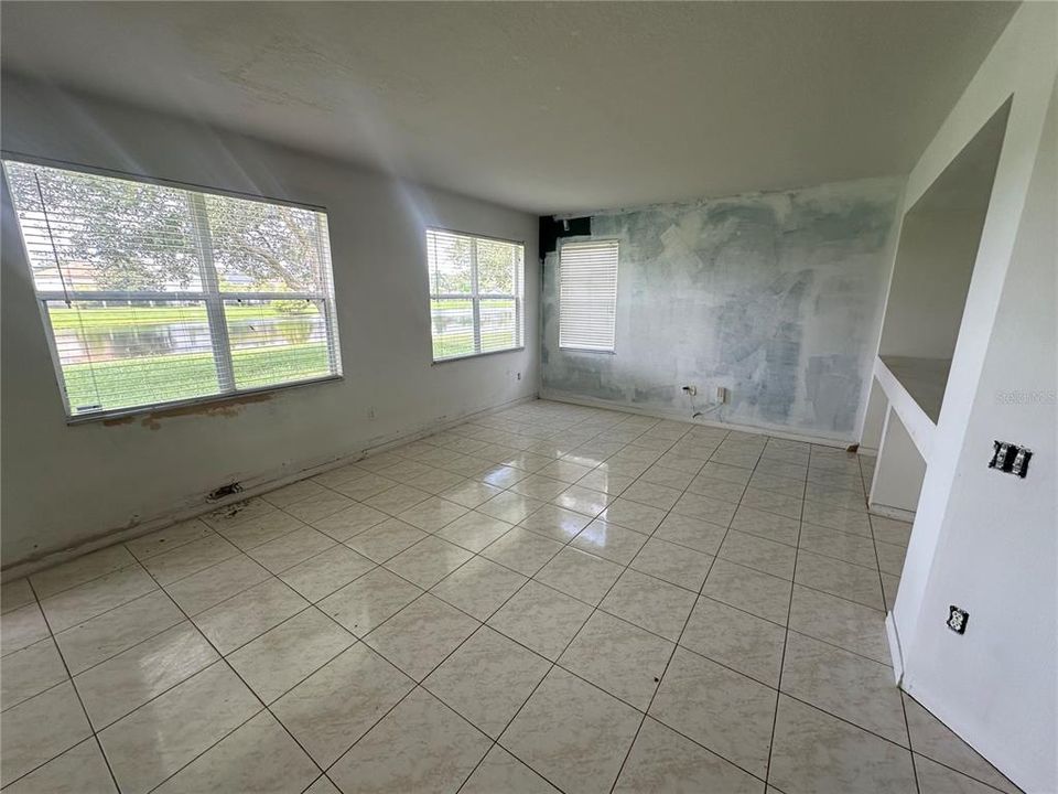 合同活跃: $575,000 (3 贝兹, 2 浴室, 2582 平方英尺)