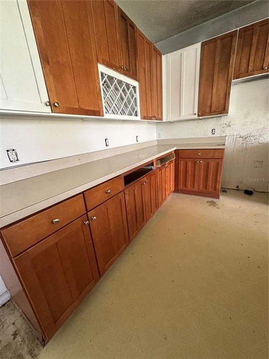 合同活跃: $575,000 (3 贝兹, 2 浴室, 2582 平方英尺)