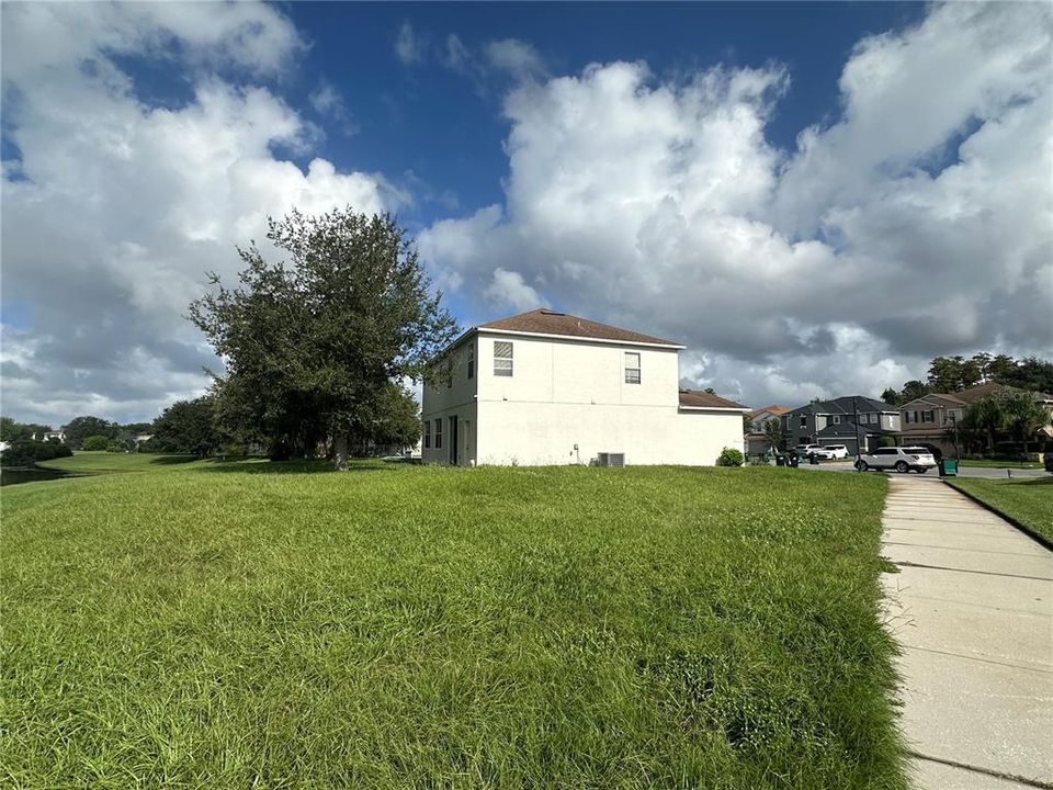 合同活跃: $575,000 (3 贝兹, 2 浴室, 2582 平方英尺)