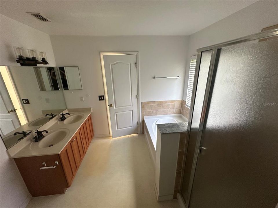 合同活跃: $575,000 (3 贝兹, 2 浴室, 2582 平方英尺)