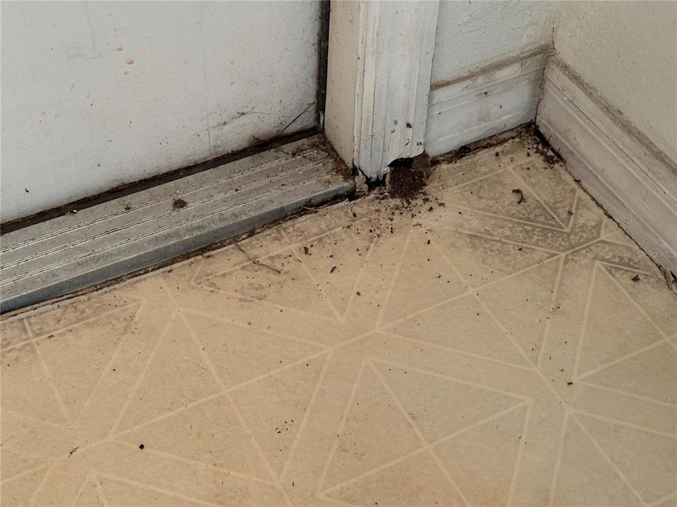 合同活跃: $575,000 (3 贝兹, 2 浴室, 2582 平方英尺)