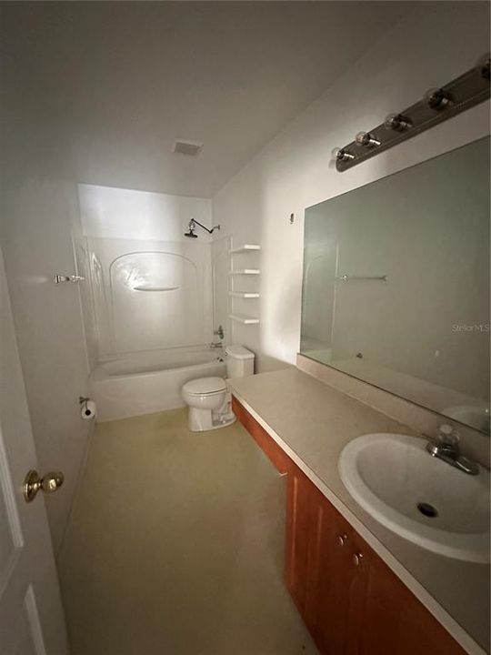 合同活跃: $575,000 (3 贝兹, 2 浴室, 2582 平方英尺)