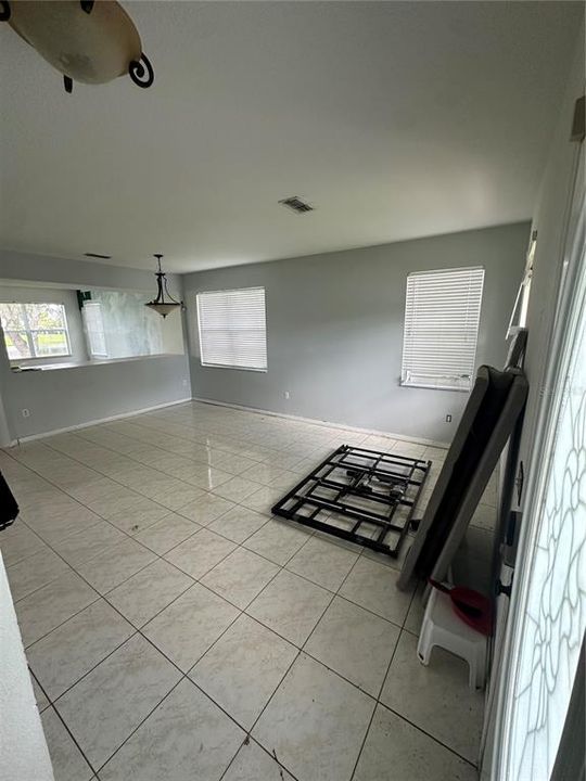 合同活跃: $575,000 (3 贝兹, 2 浴室, 2582 平方英尺)