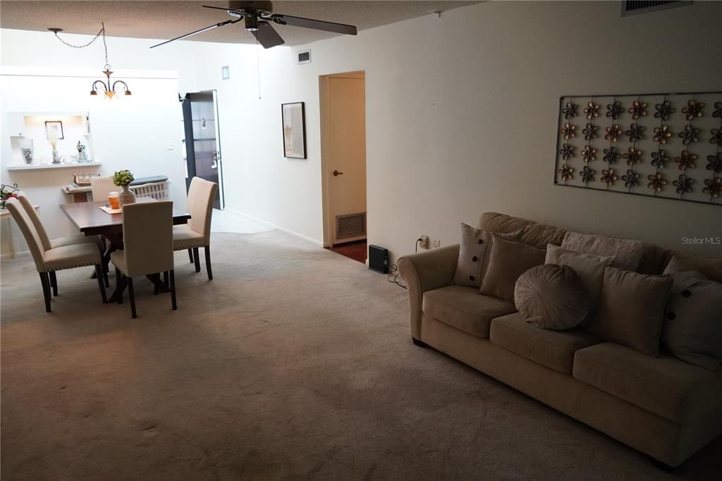 For Sale: $129,999 (2 beds, 2 baths, 1015 Square Feet)