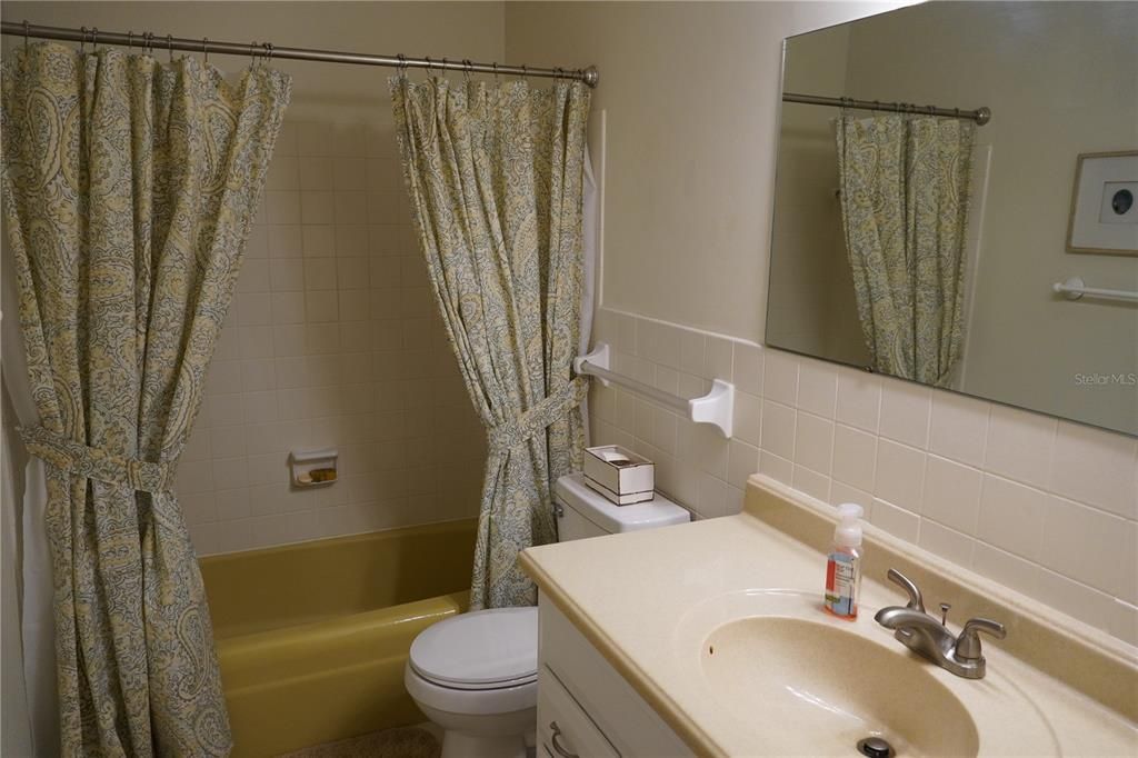 For Sale: $129,999 (2 beds, 2 baths, 1015 Square Feet)