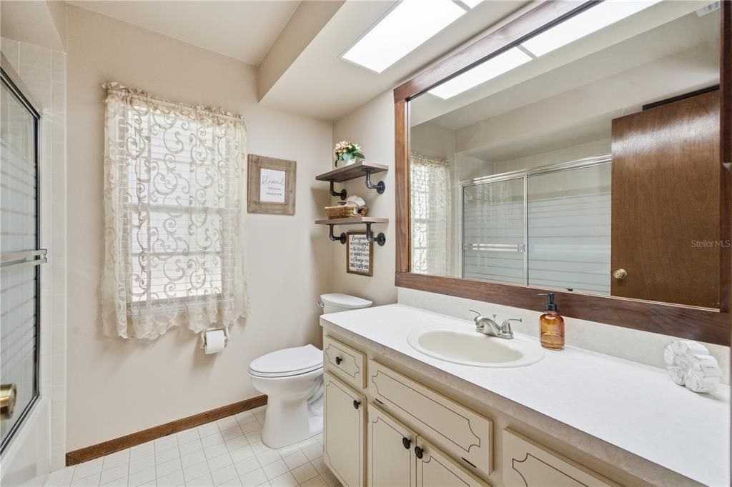 合同活跃: $349,900 (3 贝兹, 2 浴室, 1704 平方英尺)