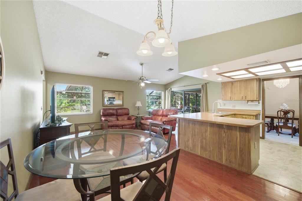 合同活跃: $349,900 (3 贝兹, 2 浴室, 1704 平方英尺)