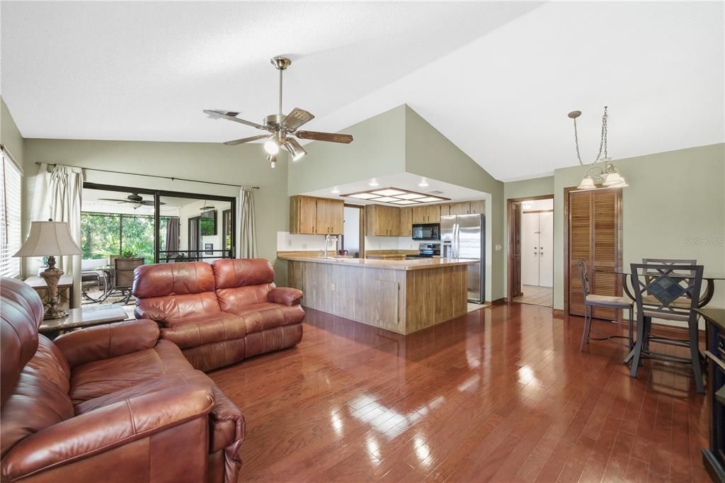 合同活跃: $349,900 (3 贝兹, 2 浴室, 1704 平方英尺)