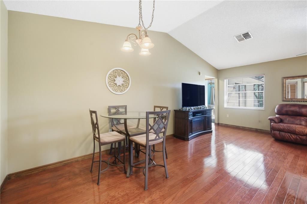 合同活跃: $349,900 (3 贝兹, 2 浴室, 1704 平方英尺)