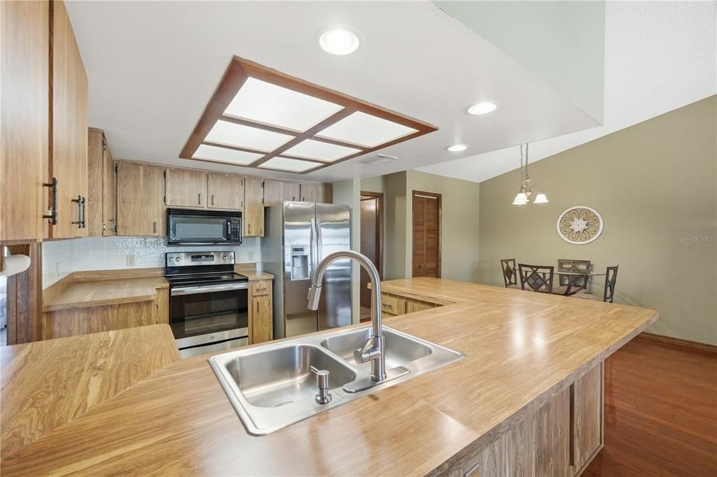 合同活跃: $349,900 (3 贝兹, 2 浴室, 1704 平方英尺)