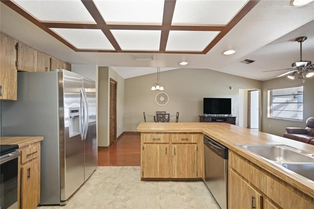 合同活跃: $349,900 (3 贝兹, 2 浴室, 1704 平方英尺)