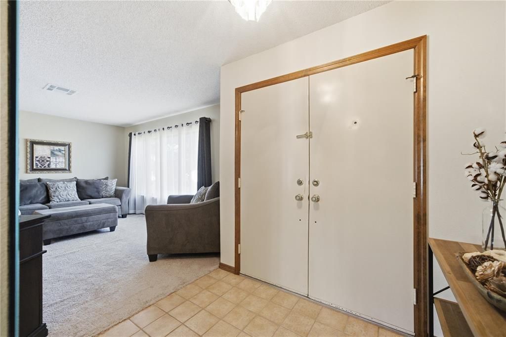 合同活跃: $349,900 (3 贝兹, 2 浴室, 1704 平方英尺)