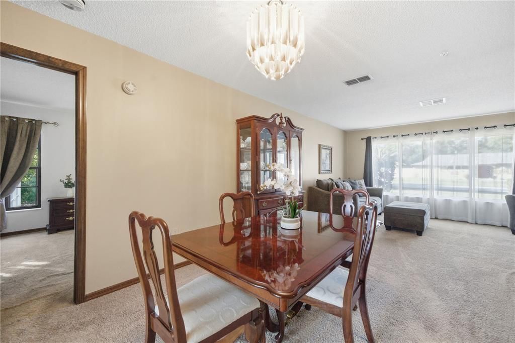 合同活跃: $349,900 (3 贝兹, 2 浴室, 1704 平方英尺)