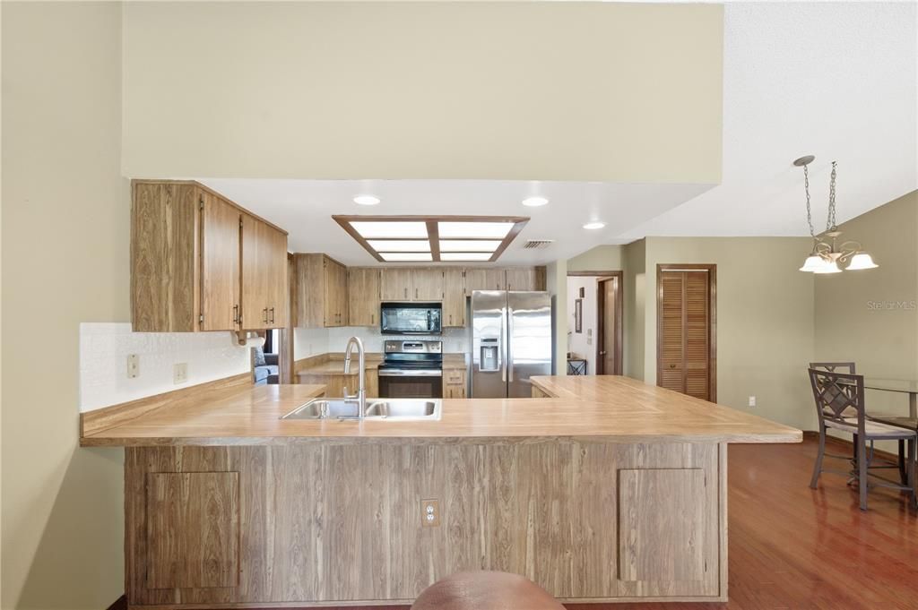 合同活跃: $349,900 (3 贝兹, 2 浴室, 1704 平方英尺)