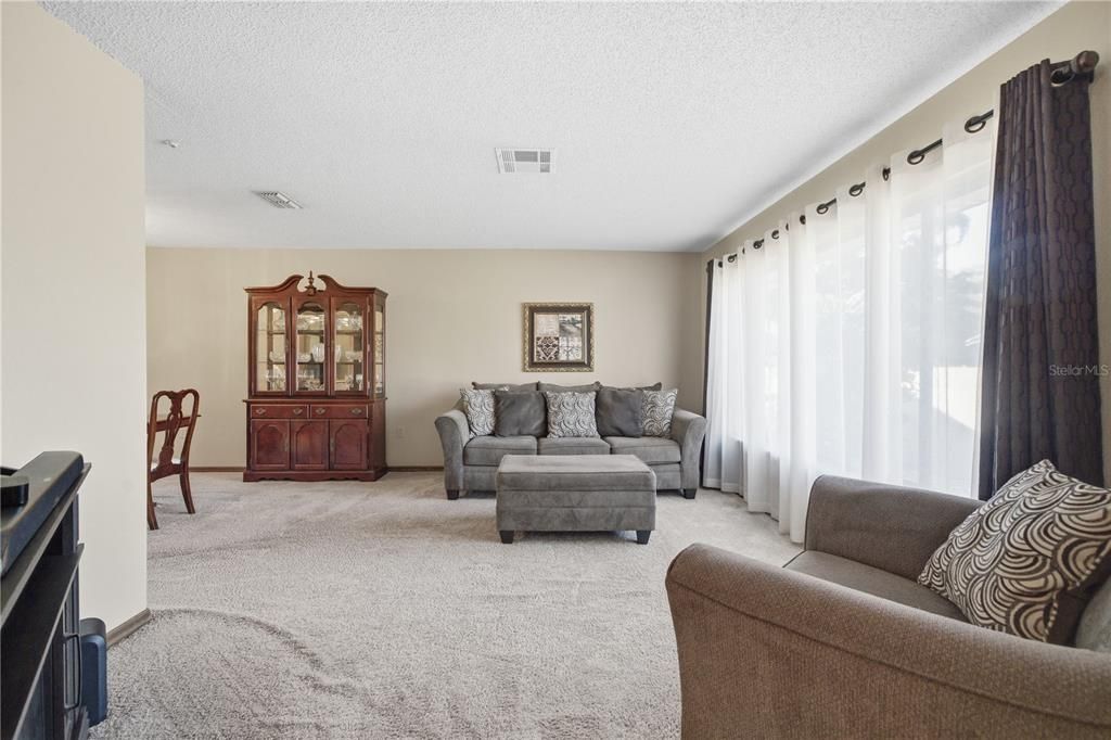 合同活跃: $349,900 (3 贝兹, 2 浴室, 1704 平方英尺)