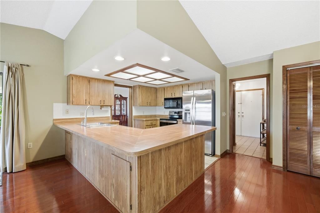 合同活跃: $349,900 (3 贝兹, 2 浴室, 1704 平方英尺)