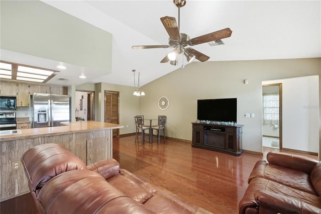 合同活跃: $349,900 (3 贝兹, 2 浴室, 1704 平方英尺)