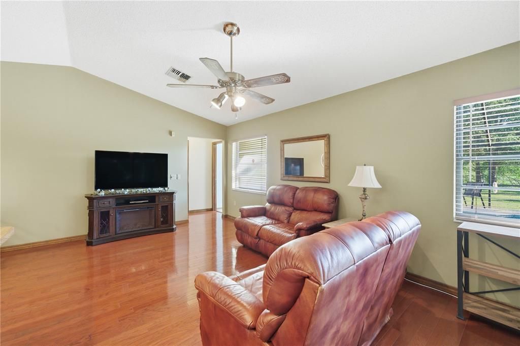 合同活跃: $349,900 (3 贝兹, 2 浴室, 1704 平方英尺)