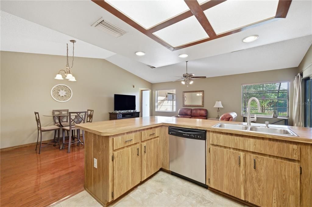 合同活跃: $349,900 (3 贝兹, 2 浴室, 1704 平方英尺)