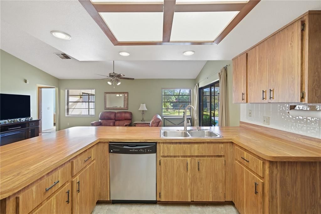 合同活跃: $349,900 (3 贝兹, 2 浴室, 1704 平方英尺)