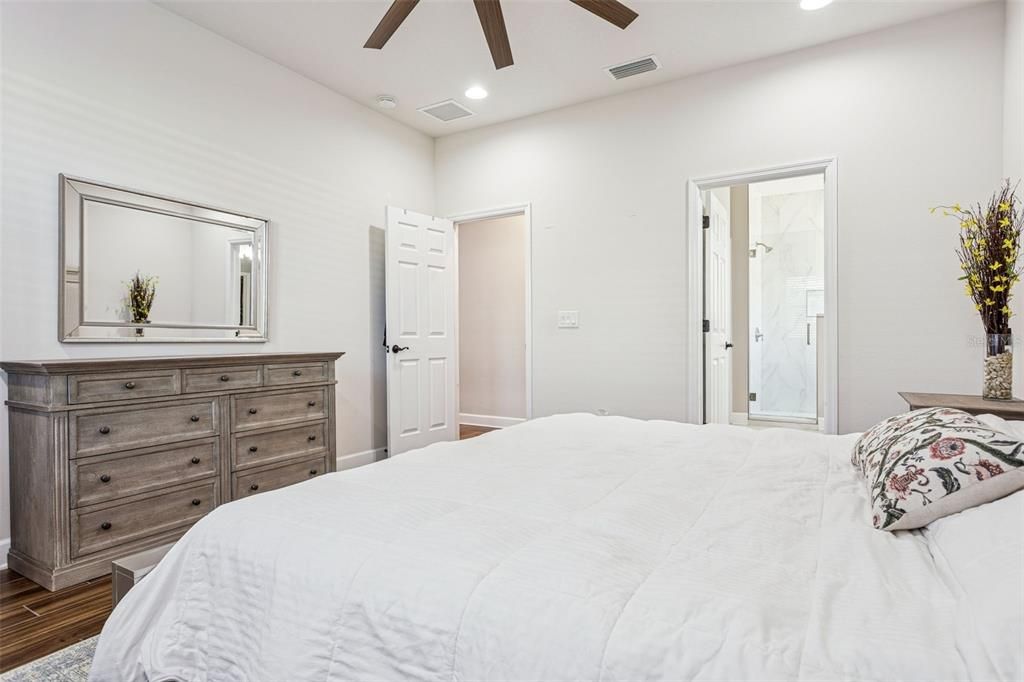 合同活跃: $524,900 (4 贝兹, 3 浴室, 2395 平方英尺)