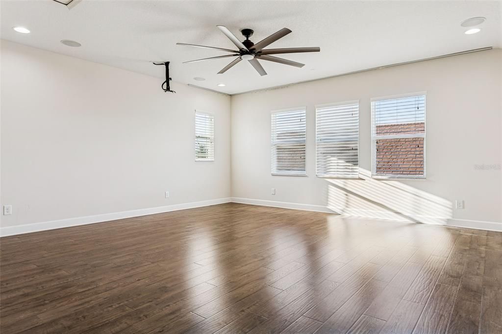 合同活跃: $524,900 (4 贝兹, 3 浴室, 2395 平方英尺)