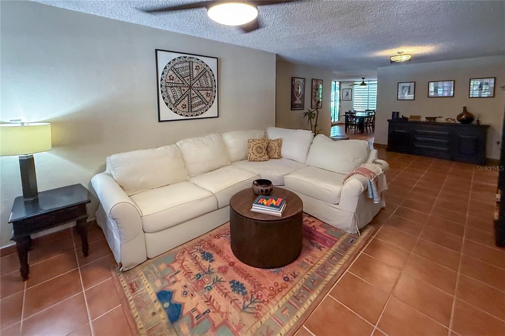 Под контрактом: $585,000 (4 спален, 3 ванн, 2549 Квадратных фут)