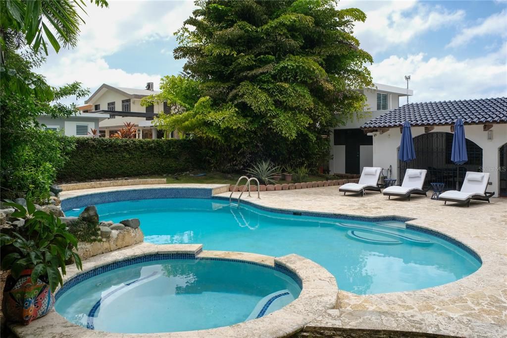 Под контрактом: $585,000 (4 спален, 3 ванн, 2549 Квадратных фут)