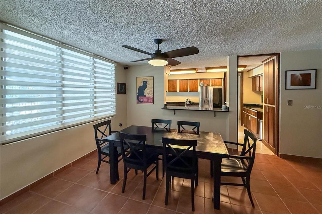 Под контрактом: $585,000 (4 спален, 3 ванн, 2549 Квадратных фут)