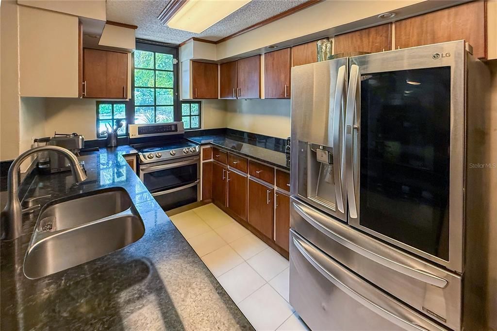 Под контрактом: $585,000 (4 спален, 3 ванн, 2549 Квадратных фут)