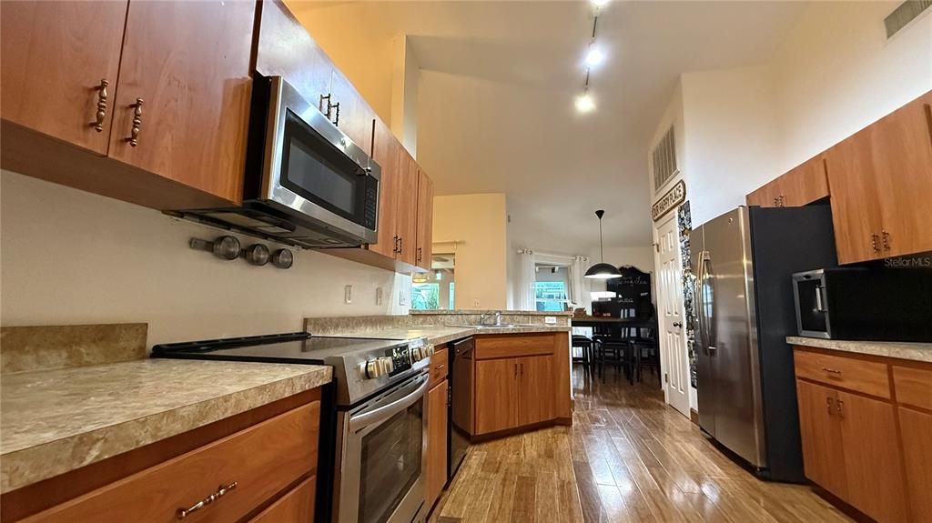 合同活跃: $2,499 (3 贝兹, 2 浴室, 1867 平方英尺)