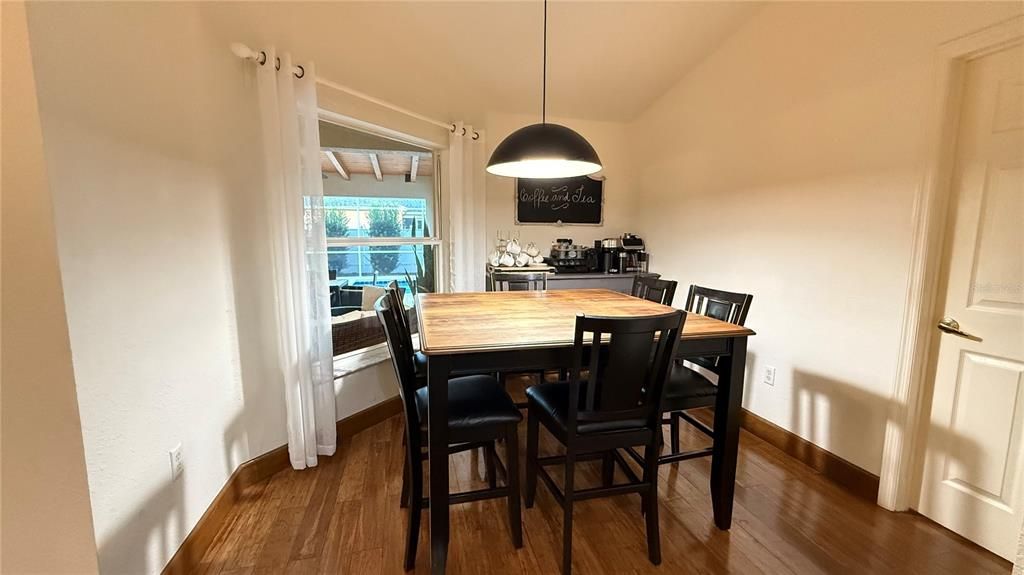 合同活跃: $2,499 (3 贝兹, 2 浴室, 1867 平方英尺)