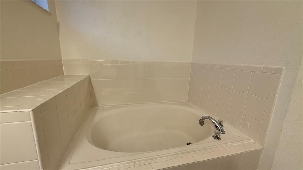 合同活跃: $2,499 (3 贝兹, 2 浴室, 1867 平方英尺)