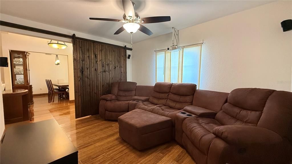 合同活跃: $2,499 (3 贝兹, 2 浴室, 1867 平方英尺)