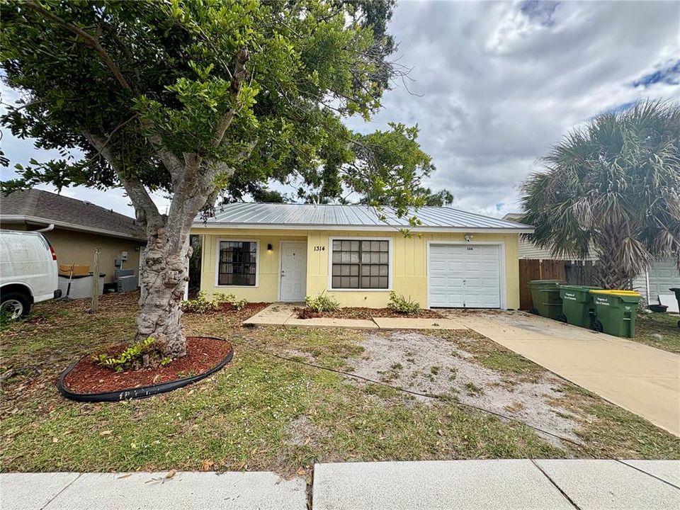 For Rent: $2,300 (3 beds, 2 baths, 1087 Square Feet)