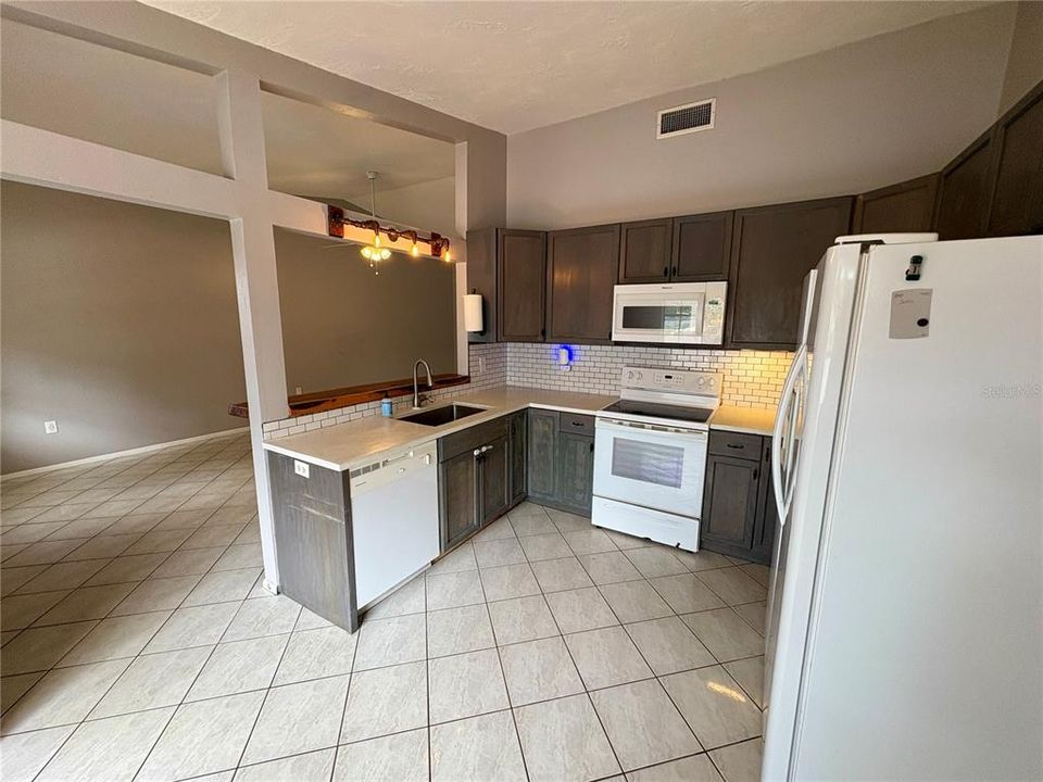 For Rent: $2,300 (3 beds, 2 baths, 1087 Square Feet)