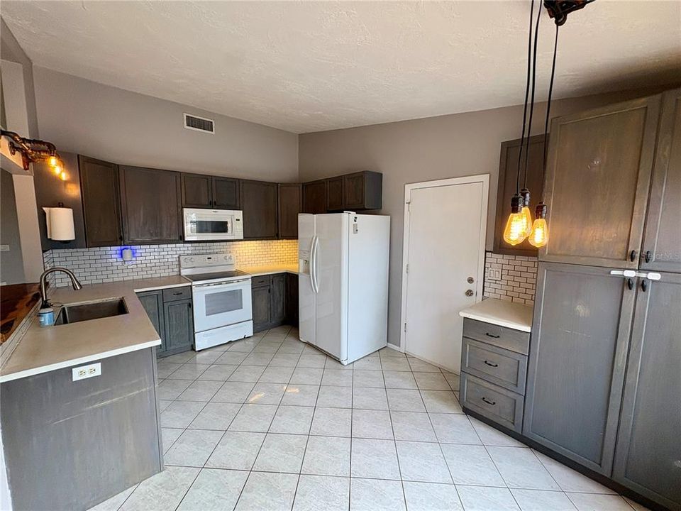For Rent: $2,300 (3 beds, 2 baths, 1087 Square Feet)