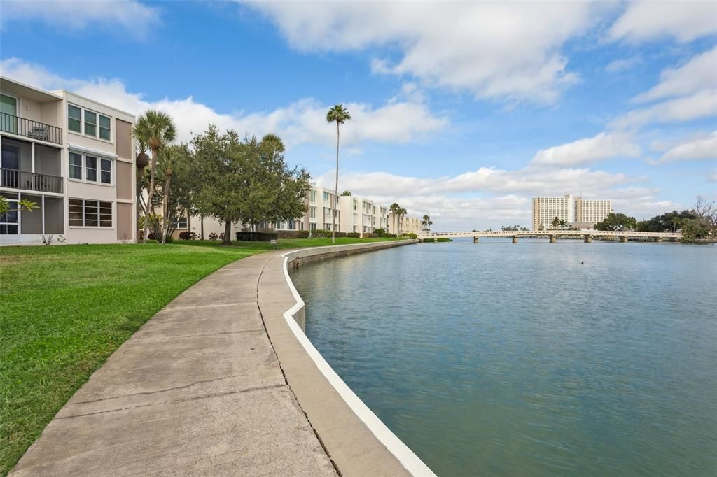 For Sale: $289,000 (1 beds, 1 baths, 725 Square Feet)