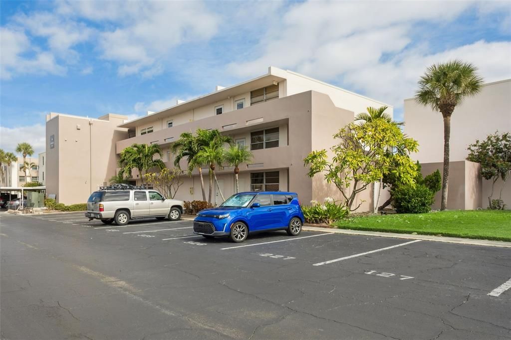 For Sale: $289,000 (1 beds, 1 baths, 725 Square Feet)