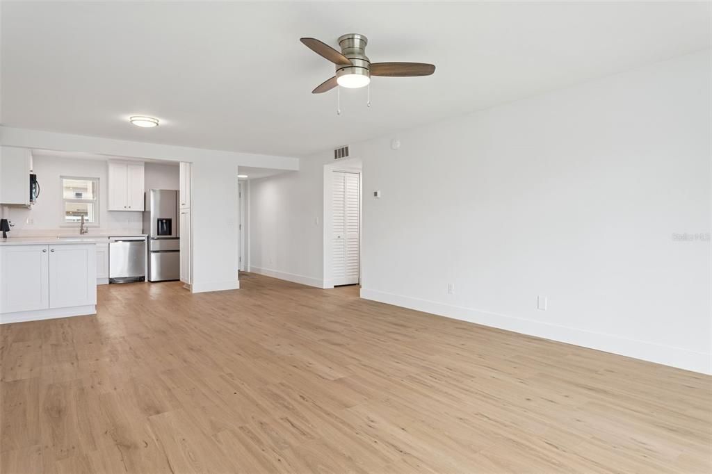 For Sale: $289,000 (1 beds, 1 baths, 725 Square Feet)