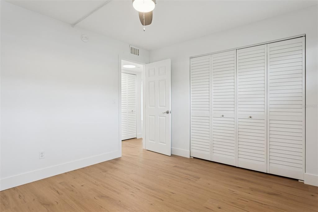 For Sale: $289,000 (1 beds, 1 baths, 725 Square Feet)