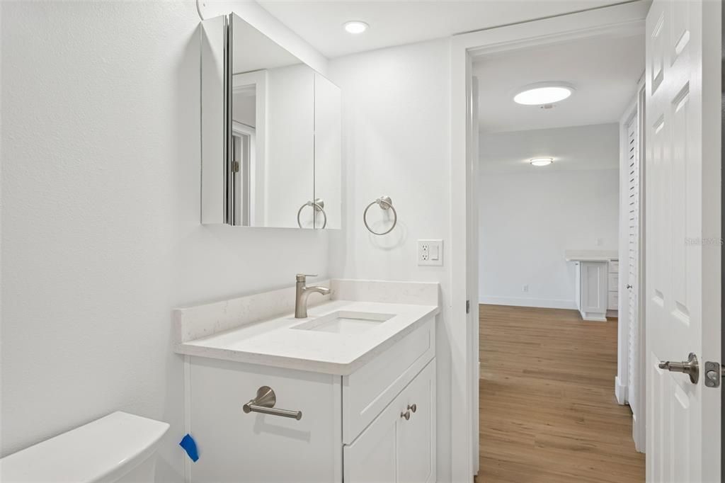 For Sale: $289,000 (1 beds, 1 baths, 725 Square Feet)