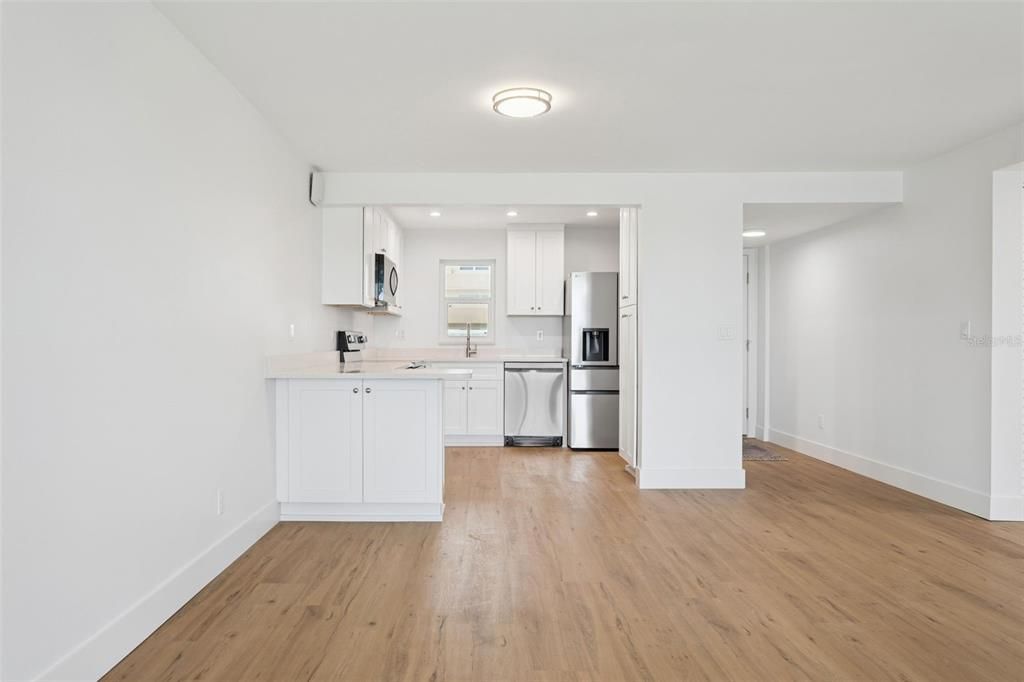 For Sale: $289,000 (1 beds, 1 baths, 725 Square Feet)