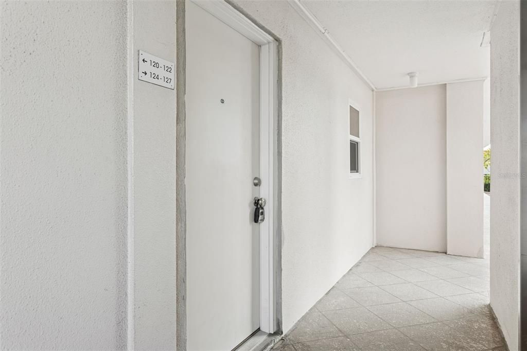 For Sale: $289,000 (1 beds, 1 baths, 725 Square Feet)