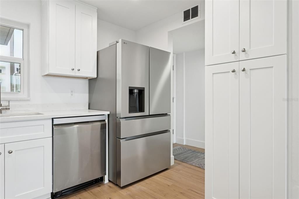 For Sale: $289,000 (1 beds, 1 baths, 725 Square Feet)