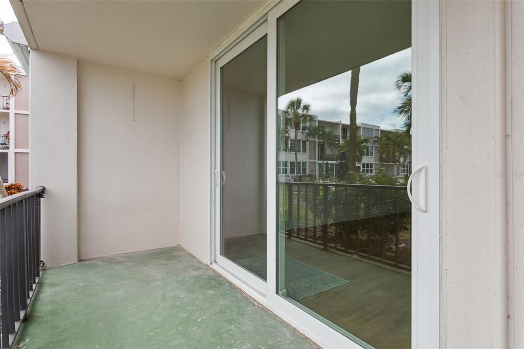 For Sale: $289,000 (1 beds, 1 baths, 725 Square Feet)