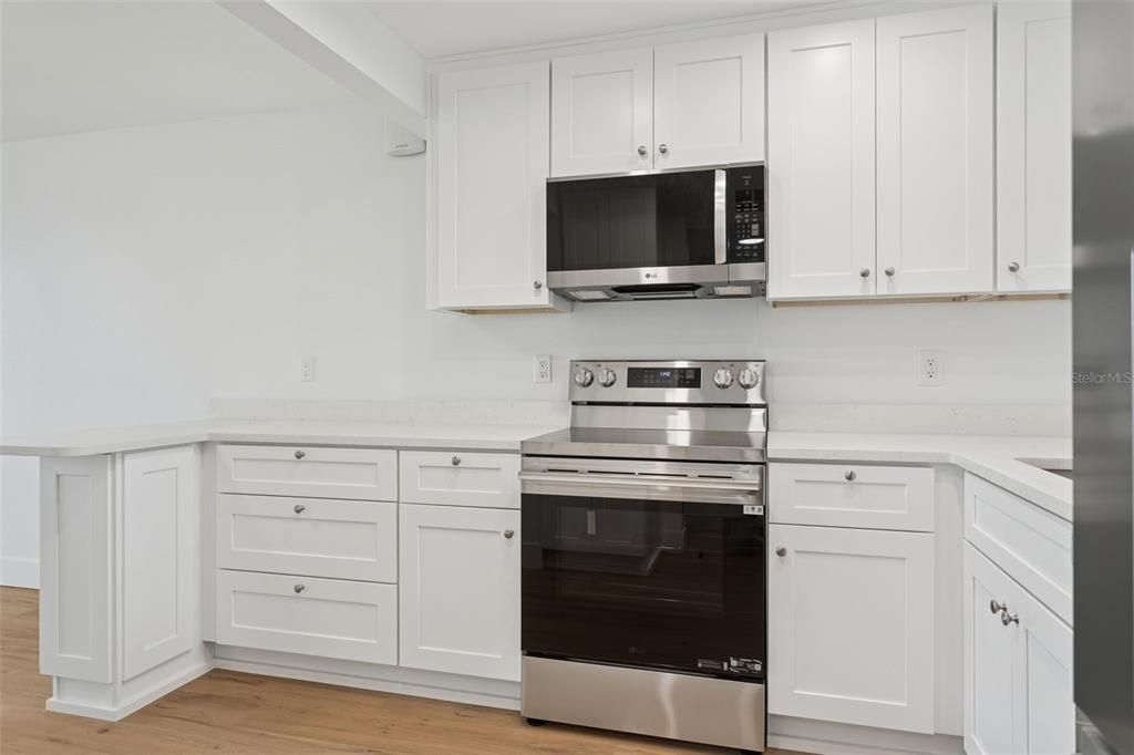 For Sale: $289,000 (1 beds, 1 baths, 725 Square Feet)