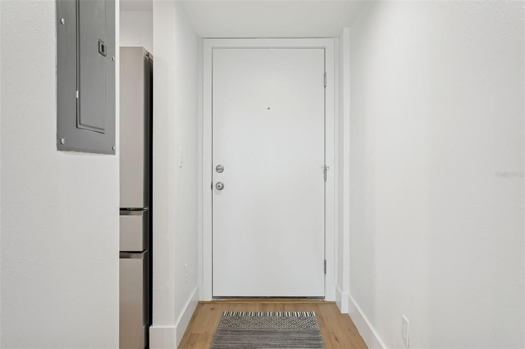 For Sale: $289,000 (1 beds, 1 baths, 725 Square Feet)