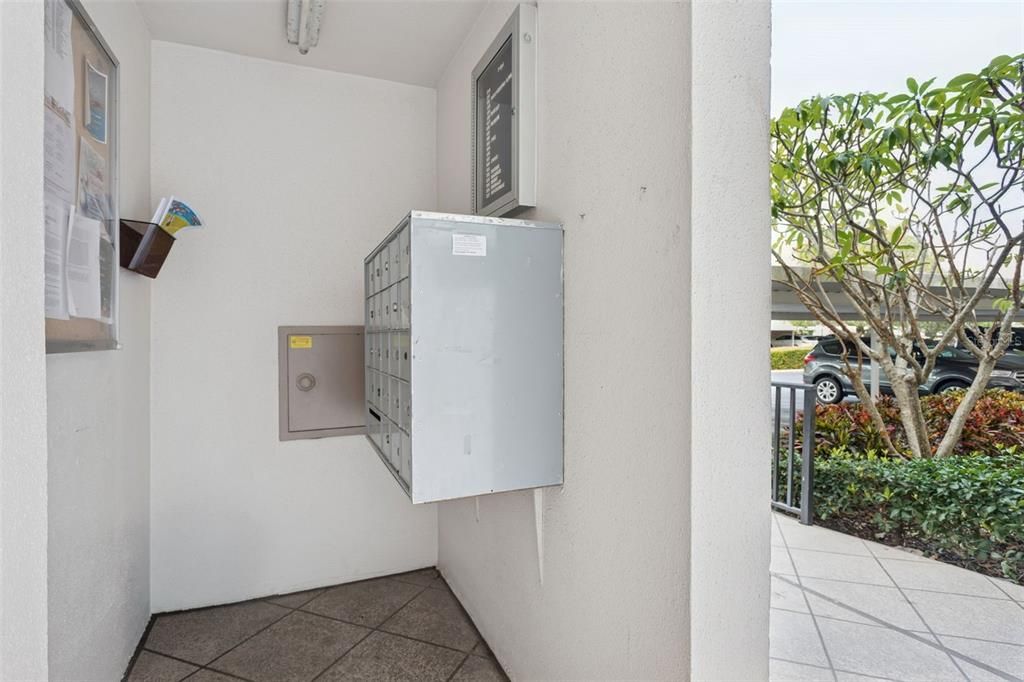 For Sale: $289,000 (1 beds, 1 baths, 725 Square Feet)