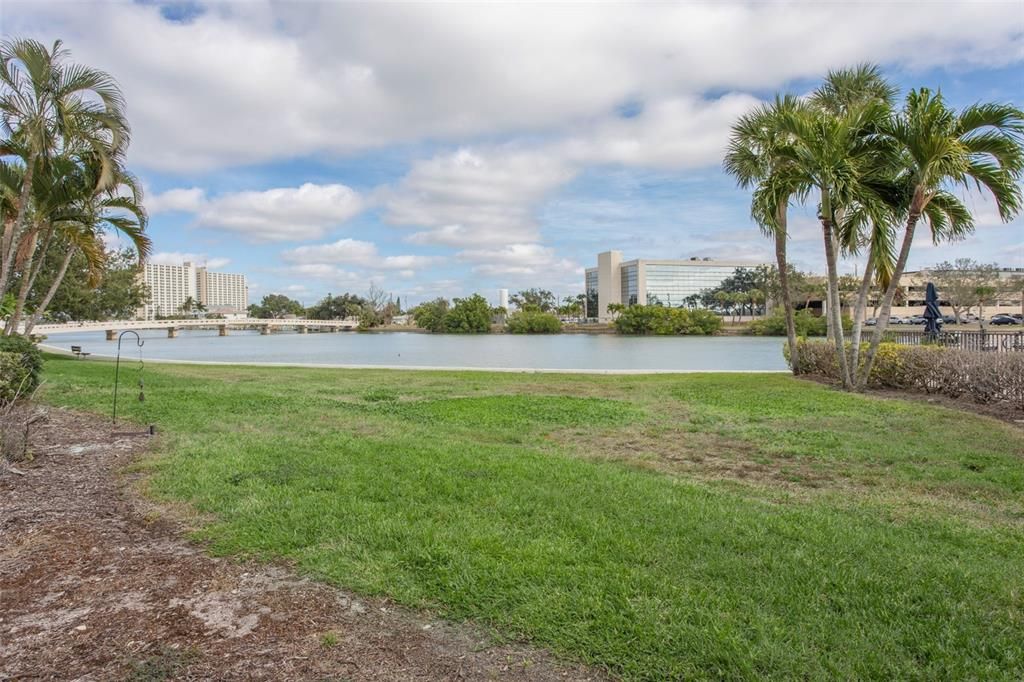 For Sale: $289,000 (1 beds, 1 baths, 725 Square Feet)